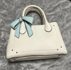 ホワイトハンドバッグ 青いリボン付き