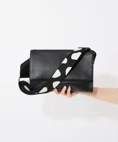 イアパピヨネ　柄ワイドテープショルダーバッグ