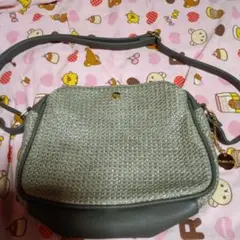 グレーのかごショルダーバッグ