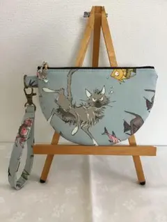 ハンドメイド•ポーチ　半円ファスナーポーチ　☆アレキサンダーヘンリー泳ぐ猫