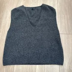 ダークグレー Vネック ニットベスト　ユニクロ