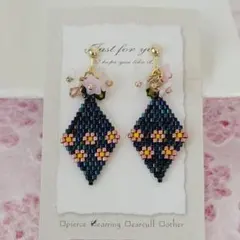 花模様のひし形イヤリング（ピアス変更可）ネイビー　匿名配送　No.282