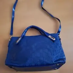 青いエンボス加工ショルダーバッグ