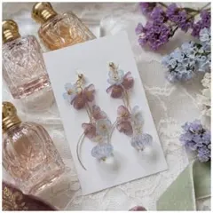 舞い散る淡い花びらとクリアパフュームのロングピアス