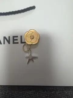 CHANEL 2025 ホリデー シャネル チャーム キーリング カメリア