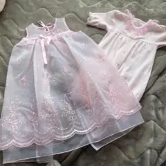 ピンクの刺繍入りベビードレスロンパースセット