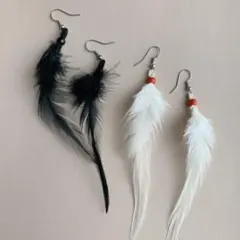 フェザーピアス ピアス　ハンドメイド　ロングピアス　ブラック　ホワイト　２点