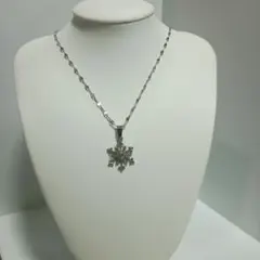 雪の結晶のネックレス　シルバー・クリア　Ａ