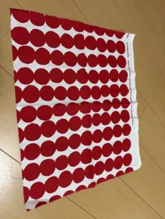 マリメッコ　ハギレ　赤と白の水玉模様 ハンドメイドに　新品　布