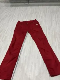 レッド ストレートパンツ 刺繍ロゴ付き