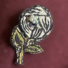 ミナペルホネン ハンドメイドブローチ r oｓy パール