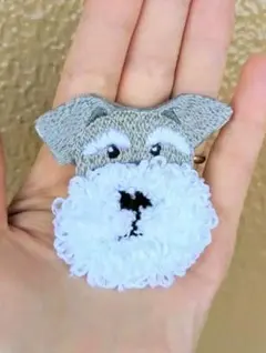 ハンドメイド　刺繍ブローチ