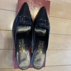 FERRAGAMO 黒 ミュール ポインテッドトゥのサムネイル