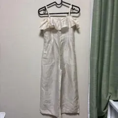 フリル付きクリーム色サロペット