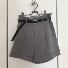 ショートパンツ グレー ベルト付きのサムネイル