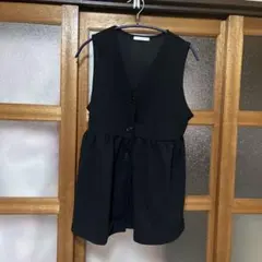 黒いノースリーブベスト