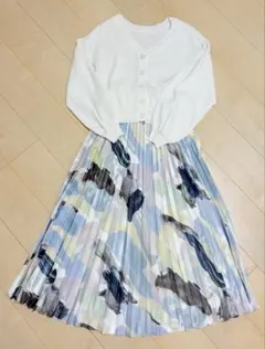 rienda 水彩プリーツスカートと白カーディガンセット