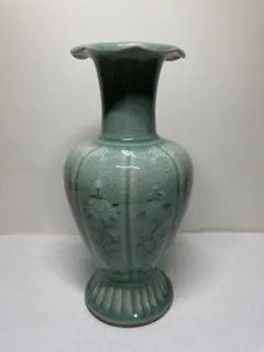 真正】​二代 宇野宗甕 作 『影青印花蝶文瓶』 共箱・陶印あり 青磁