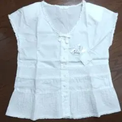 【新品タグ付き】【未使用訳有り品】カネコイサオフレンチスリーブブラウス白Mのサムネイル