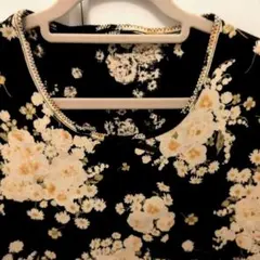 超美品 ピンクハウス 黒地に花柄 半袖Tシャツ