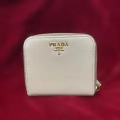 PRADA ベージュ 二つ折り財布！