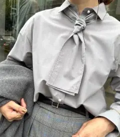 グレー ボウタイ付き長袖シャツ