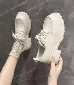 厚底クリーム色ローファー