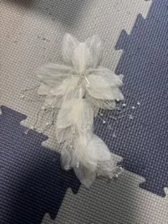 ブライダル 花型ヘアアクセサリー ビーズ付き