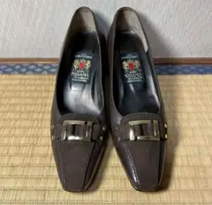 ブラウン パンプス