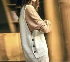 ベージュのボタン付きニットベスト