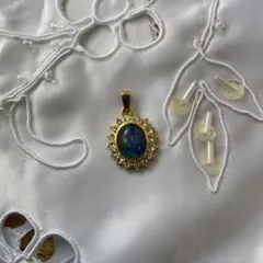 オパール  ペンダントトップ　　ゴールドカラー金具 ネックレス