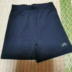 見せパン　黒のショートパンツ ストーン装飾