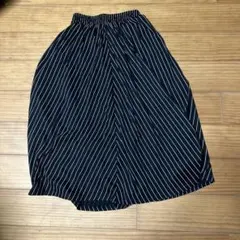 黒と白のストライプスカート