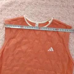 adidas ピンク ハイネック セーターとベストの２点セットです。