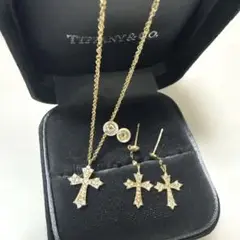 エクスポジション18金クロスネックレス、ピアスセット。