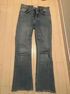 ZARA フレアデニム カットオフ裾 ライトブルー
