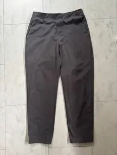 【美品】　ユニクロ　ウルトラストレッチアクティブテーパードパンツ 灰 M