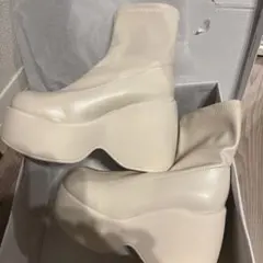 クリーム色 厚底ブーツ　23.5cm