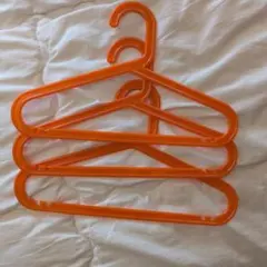 IKEA　オレンジのキッズハンガー3本セット