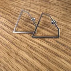三角形フレームの金属製ピアス