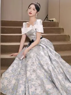 エレガントな青と白の花柄オフショルダーパーティードレスナイトドレス発表会披露宴