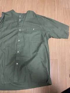 オリーブグリーン ボタンアップシャツ