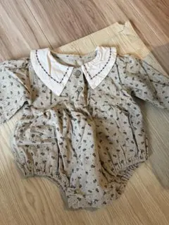 ベージュ 花柄ロンパース 襟付き