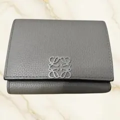 ロエベ アナグラム トライフォールド ウォレット ペブルグレインカーフ サンド