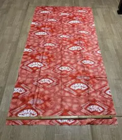 137昭和レトロ　　扇子模様 赤い布地 約105cm×215cm