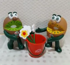 ゼスプリ「キウイ ブラザーズ」フィギュア 2体&バケツ&フルーツピックセット