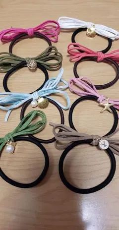 ハンドメイド スウェード調リボンヘアゴム チャーム付き 2種セット