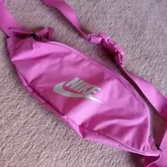 NIKE ピンク ボディバッグ