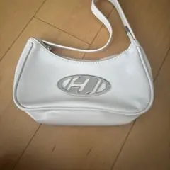ホワイト ショルダーバッグ ロゴ付き