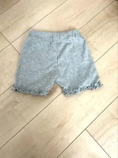 西松屋　110 グレー フリル付き半ズボン